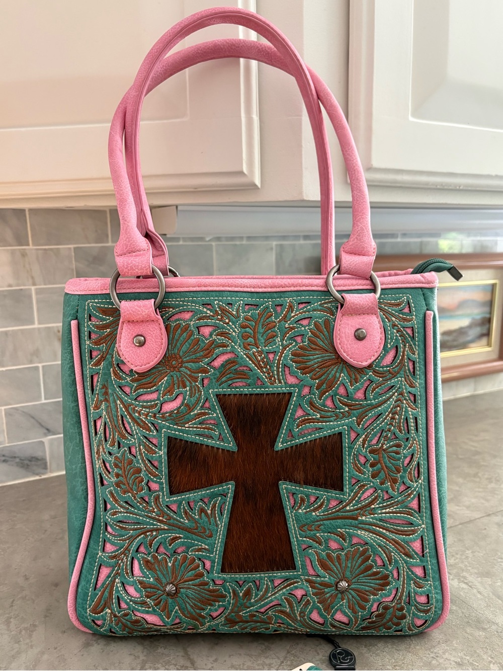 Concealed carry shoulder tote, side zipper pocket and contrasting pink straps